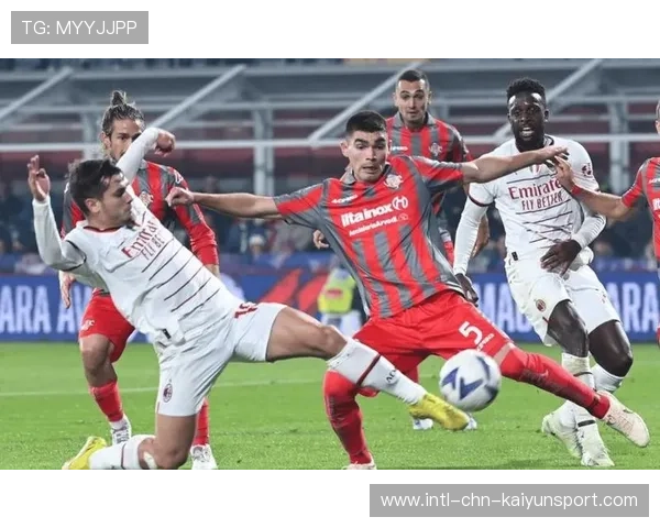 意甲赛前战术会议中强调边路覆盖，防守结构更稳固